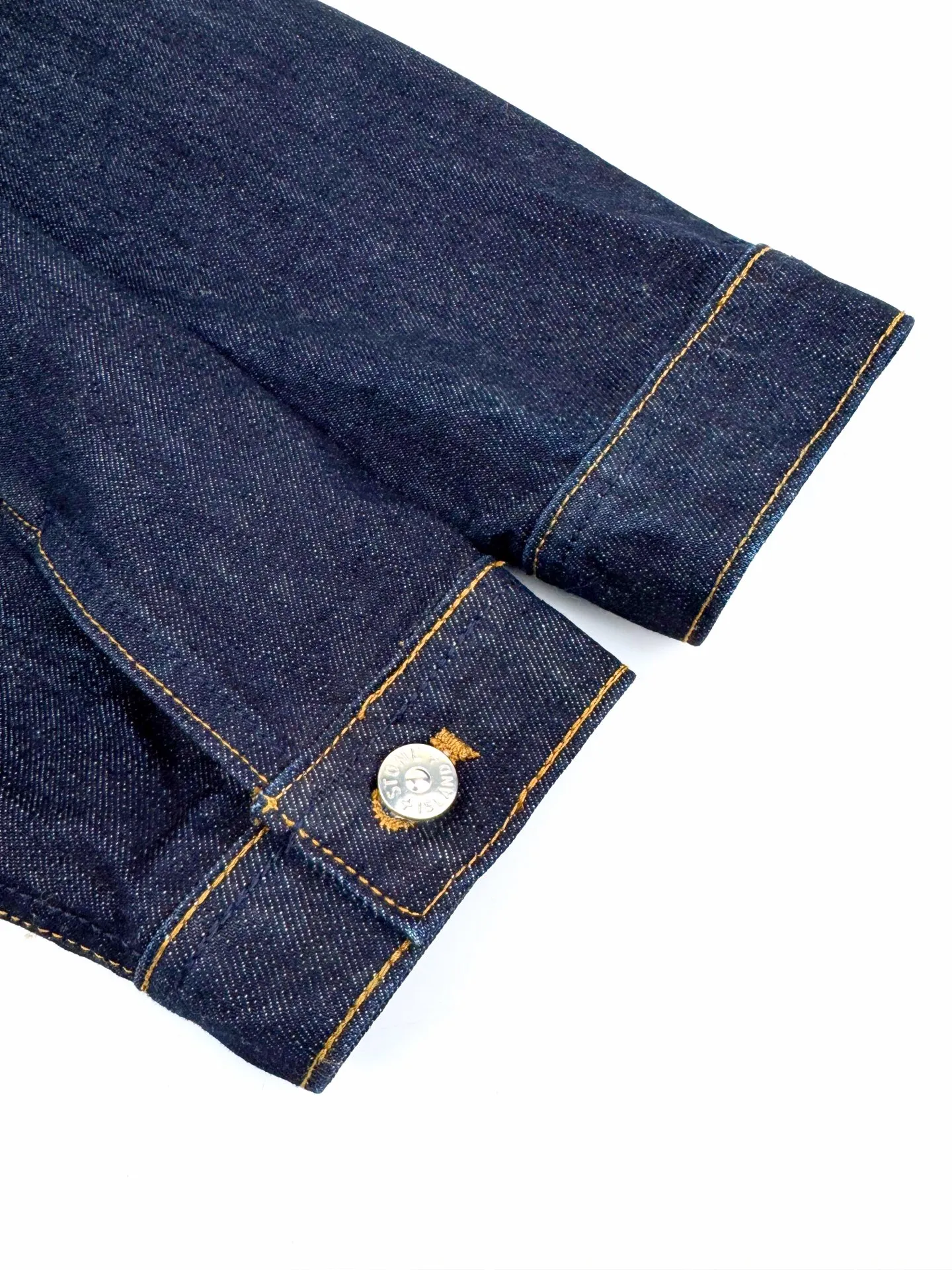 P500 Stonelsland emblem denim jacket. Customized high-density twill denim. Full texture. Comfortable and close to the skin. Classic indigo denim is the main tone. It has a retro charm and a modern sense of fashion. The front breast pocket is cut into the front panel with a golden ratio. A pragmatic reconstruction of the ritual. The iconic Stonelsland emblem is embellished on the sleeves, like a unique medal, highlighting the brand's imprint. Simple lines outline a neat silhouette. Outline a casual and free style. The workwear gene is infused with luxury DNA. Simple charm and versatile charm. Process 1: Use imported machine embroidery technology. Use advanced computer control system and precision mechanical parts to realize Stonesland badge embroidery operation with high precision and smooth and delicate lines. Process 2: The whole garment is washed with Zhongxiao. Use a special solution to remove stains and slight fading. Then use a strong washing method to fade the color to make it more uniform. Process 3: The whole piece of clothing is sewn using an embedded clip machine. The embedded clip machine can control the distance between the two needles by changing the needle position to achieve seamless splicing, smooth and tidy. Accessories: Customized 1:1 Stonelsland I-shaped buckle, Customized 1:1 Stonelsland embroidery label, Customized 1:1 Stonelsland resin button, Customized 1:1 Stonelsland snap button, Customized 1:1 Stonelsland trademark. Version: Loose version Size: S M L XL Style number: BB747